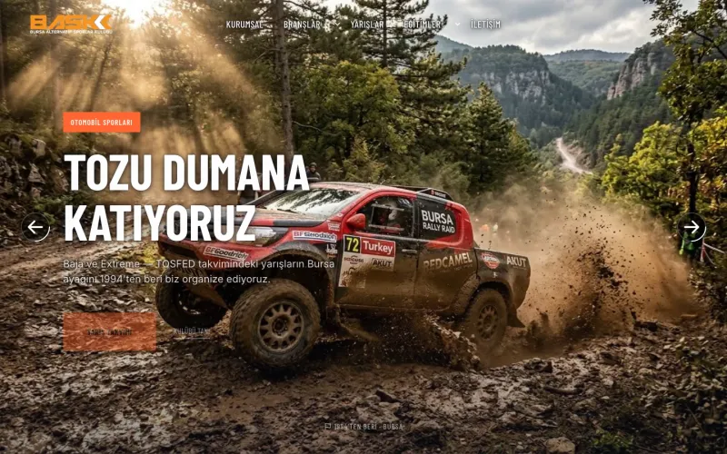 BASK ana sayfası: orman yolunda yarış otomobili ve kulüp tanıtımı